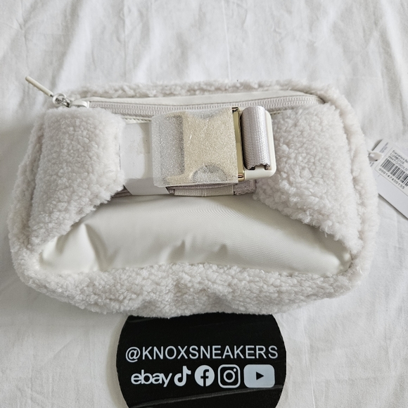 🆕NWT Lululemon Everywhere Belt Bag Large 2L Fleece White/Gold Hardware WHTO - Picture 3 of 5